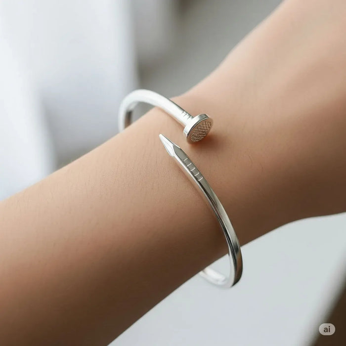 Ekser narukvica srebrna na ruci