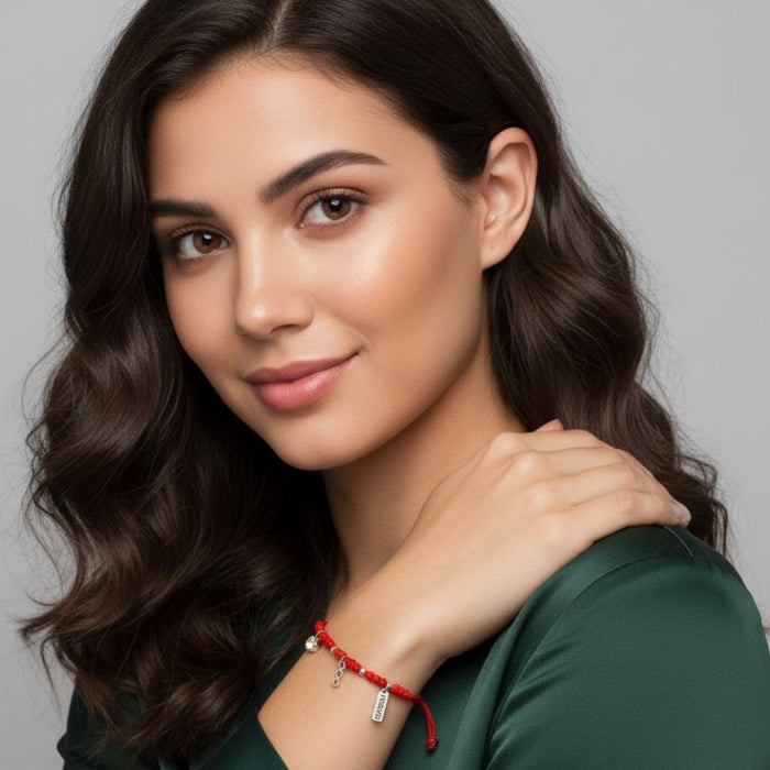 Crvena konac narukvica sa infinity simbolom i natpisom "Forever"